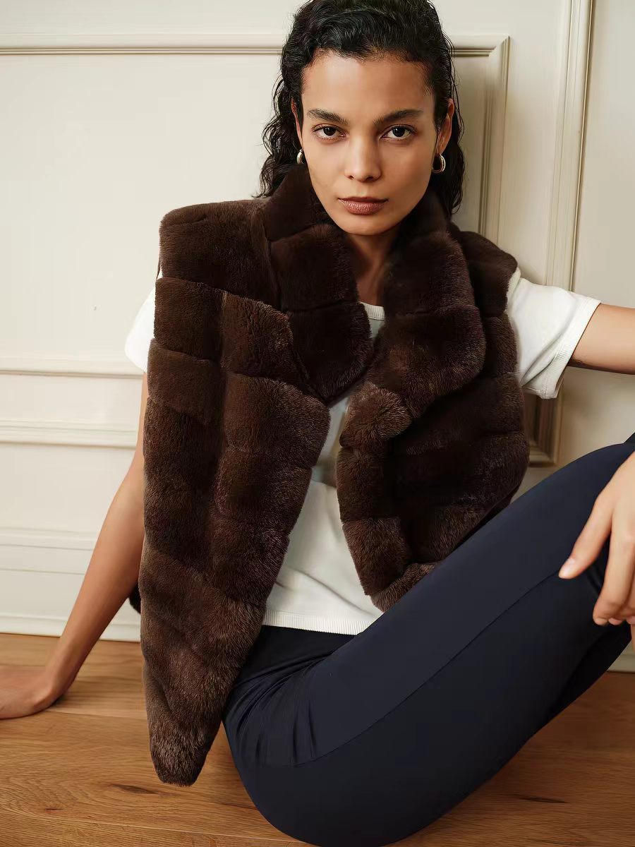 【YingFan2026Rex rabbit fur garment】Frost-tipped 5A-grade whole-pelt rex rabbit fur vest featuring a stand collar and horizontal leather-interspaced design.