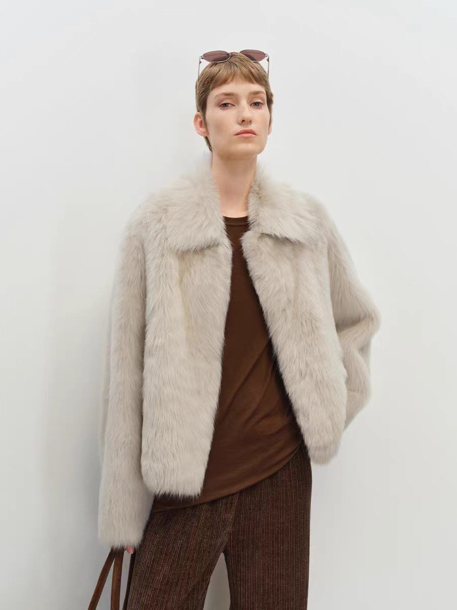 High-quality replica women's Tuscan-style faux fur jacket—a streamlined, cropped design that is minimalist yet sophisticated; a style popular among celebrities and influencers.