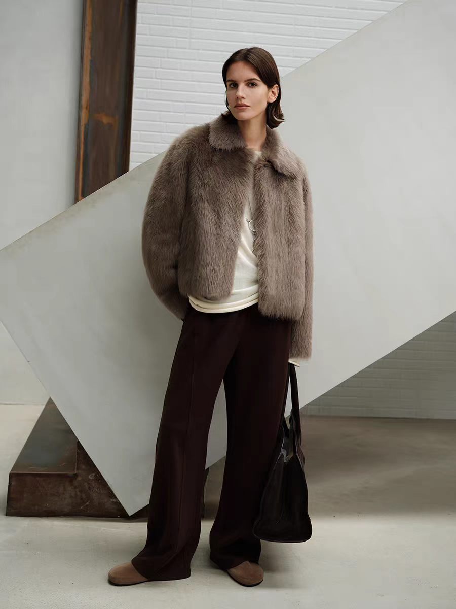 High-quality replica women's Tuscan-style faux fur jacket—a streamlined, cropped design that is minimalist yet sophisticated; a style popular among celebrities and influencers.